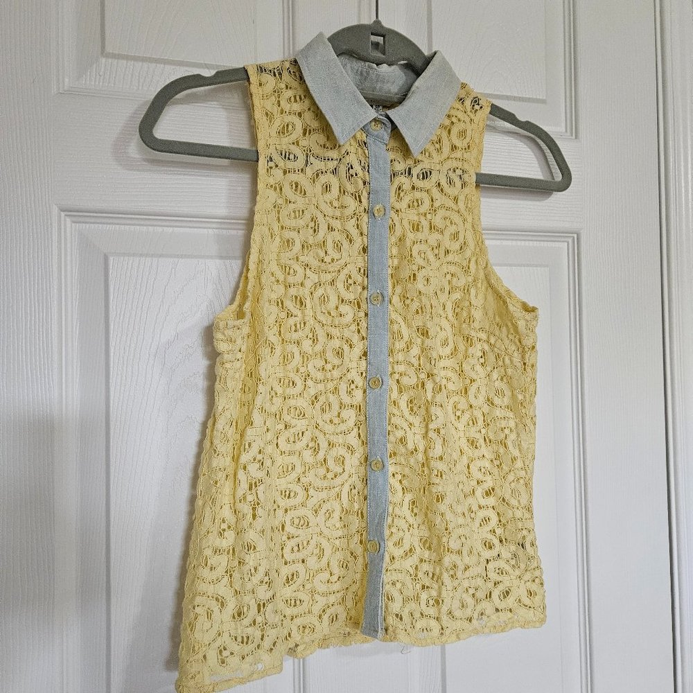 Lacy collared sleeveless blouse